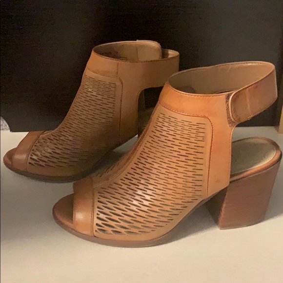 vince camuto lavette leather block heel sandal